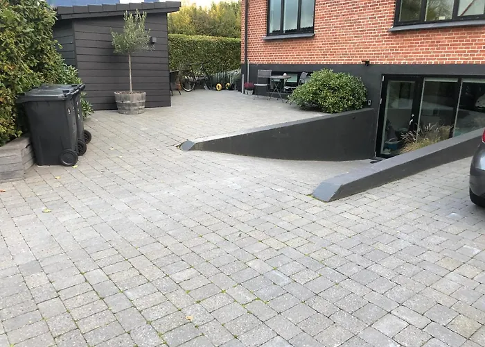Nyistandsat Hojloftet Kaelderlejlighed Pa 70 M2 I Viborg Centrum, Med Plads Til 4 Personer