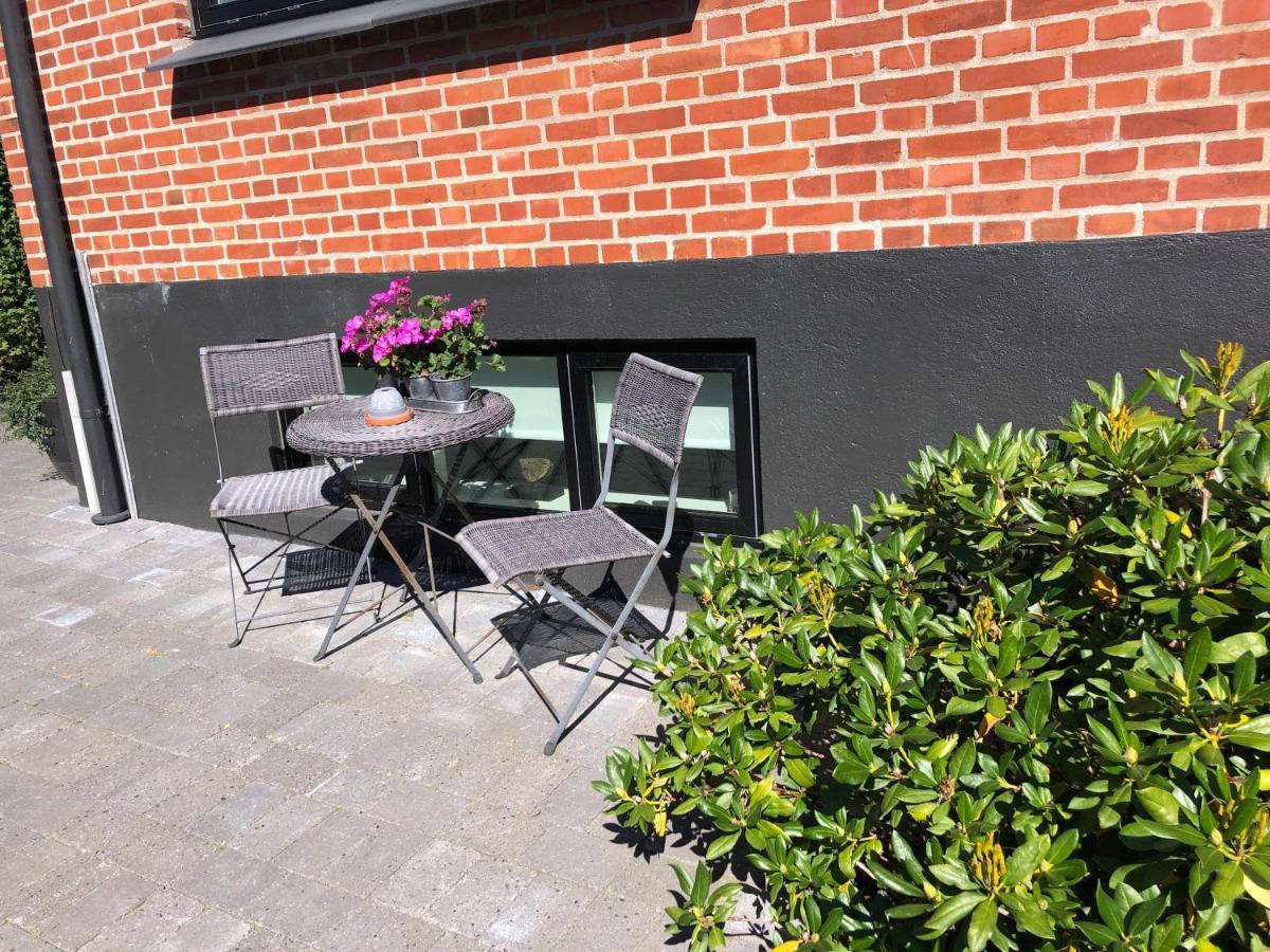 Nyistandsat Hojloftet Kaelderlejlighed Pa 70 M2 I Centrum, Med Plads Til 4 Personer Apartment *